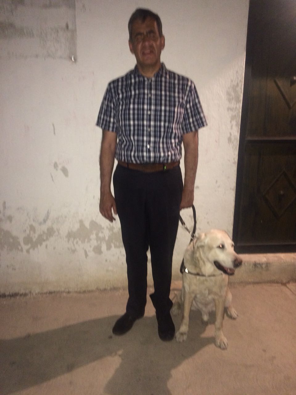 Foto Néstor Castro junto a Zeke, su perro guía